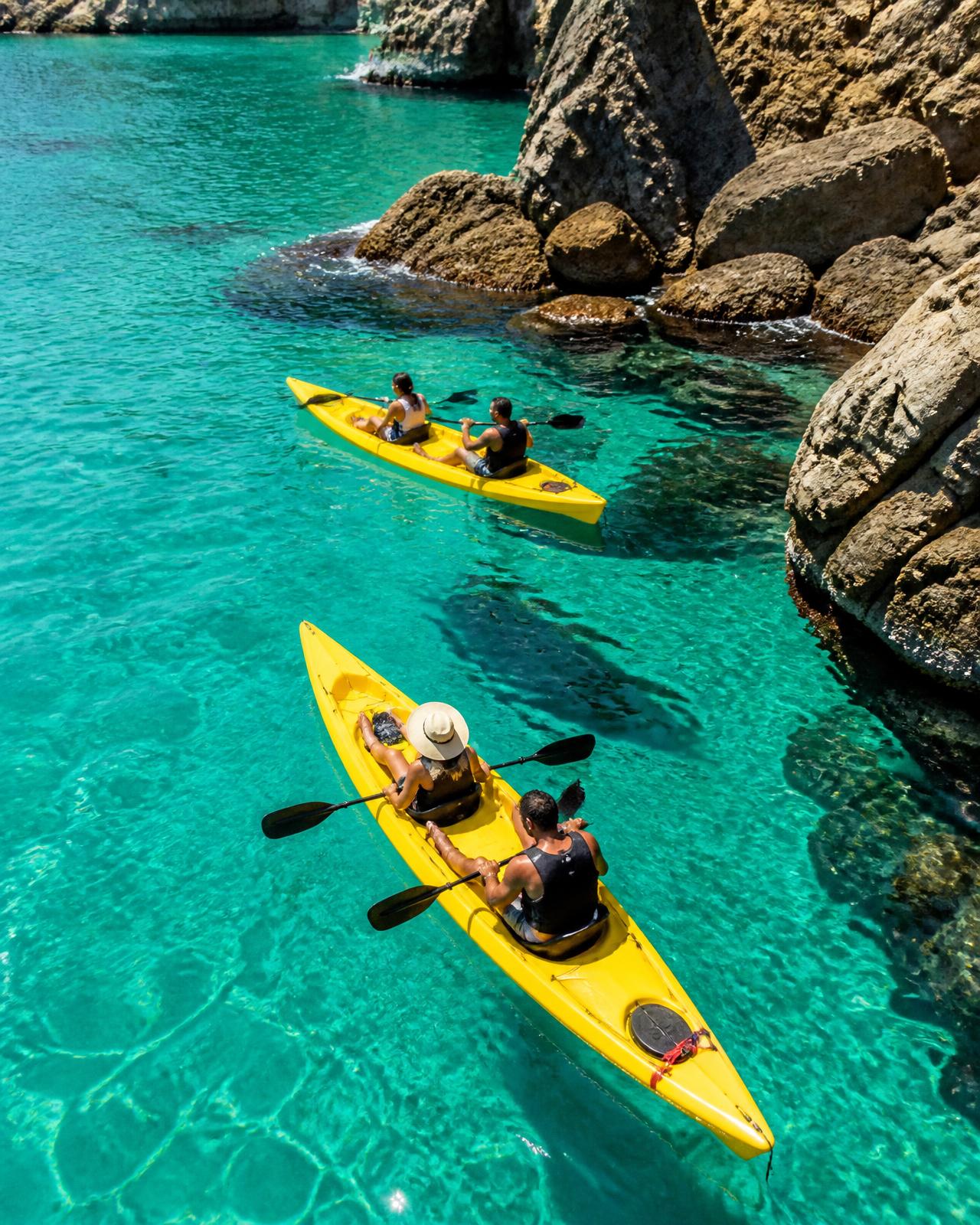 Kayaks amarillos sobre agua turquesa